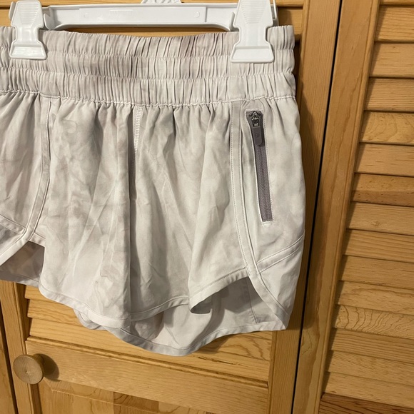 NWOT Lululemon Diamond Dye Tracker Shorts Size 2 - Picture 12 of 12